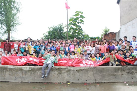 C:\Users\Administrator\Desktop\党支部六一志愿服务活动\草榴社区
党支部志愿者与立新小学孩子们合影.JPG